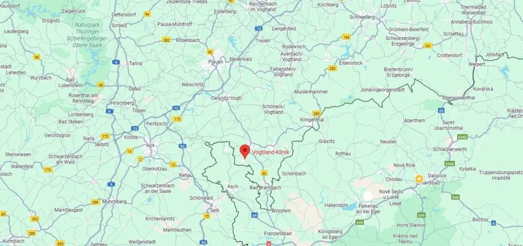 Das Bild zeigt eine Karte des Vogtlandes mit der Markierung der Vogtland-Klinik. Die Karte umfasst einen Teil von Bayern, Sachsen und Tschechien und zeigt Straßen, Städte und weitere geografische Merkmale. Der Fokus liegt auf der Positionierung der Klinik innerhalb der Region.