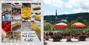 Das Bild ist eine Collage, die das "Vogtland-Klinik Bad Elster Café" bewirbt. Der linke Teil des Bildes zeigt eine Collage aus verschiedenen Kuchen und Torten (Erdbeertorte, Apfelkuchen, Käsekuchen), leeren Trinkgläsern und einem Blick in das Innere eines Cafés mit roten Stühlen. Der rechte Teil des Bildes zeigt eine Außenterrasse mit Tischen, Stühlen, orangefarbenen Sonnenschirmen und Topfpflanzen (Palmen und blühende Pflanzen). Im Hintergrund sind eine Kirche mit spitzem Turm, Häuser und bewaldete Hügel unter einem bewölkten Himmel zu sehen.