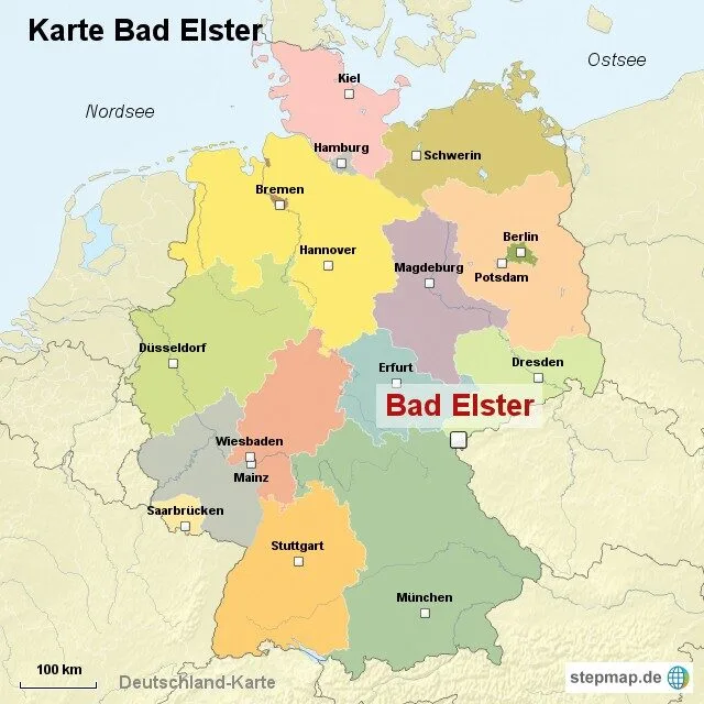 Die Abbildung zeigt eine Landkarte von Deutschland mit den Bundesländern und deren Hauptstädten. Der Ort „Bad Elster“ ist auf der Karte hervorgehoben. Die Nordsee und Ostsee sind ebenfalls eingezeichnet.