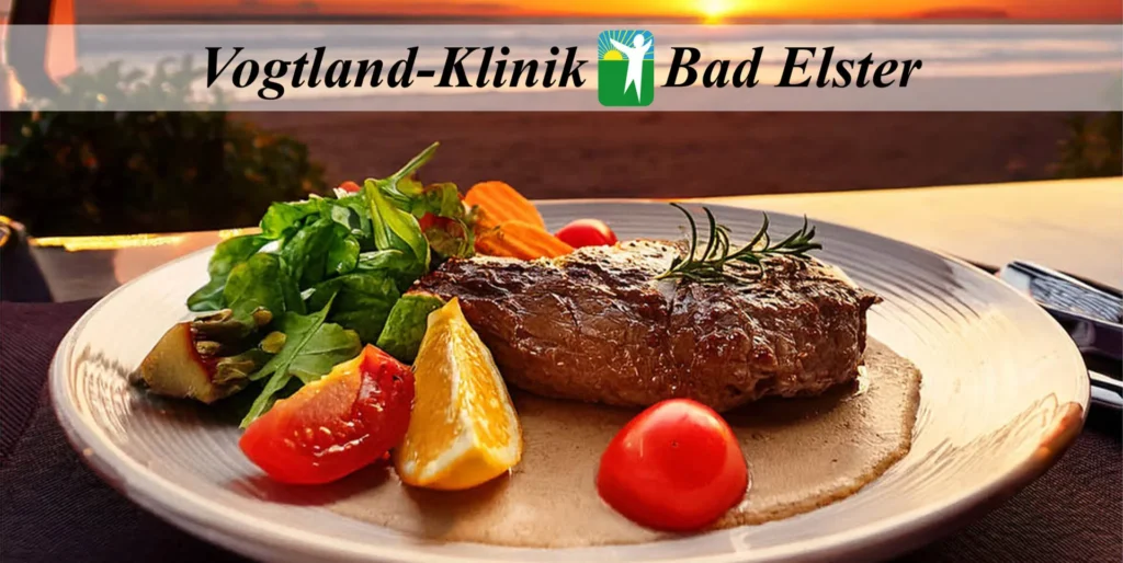 Auf dem Bild ist ein Teller mit einem Steak, Salat, geschnittenen Karotten, Tomate, Orange und Sauce zu sehen. Das Gericht ist mit Rosmarin garniert. Im Hintergrund ist ein Sonnenuntergang am Meer zu erkennen. Über dem Bild liegt ein Textfeld mit dem Schriftzug "Vogtland-Klinik Bad Elster" und einem Logo.